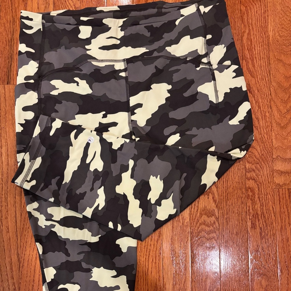 Lululemon Green Camo Leggings Size 14